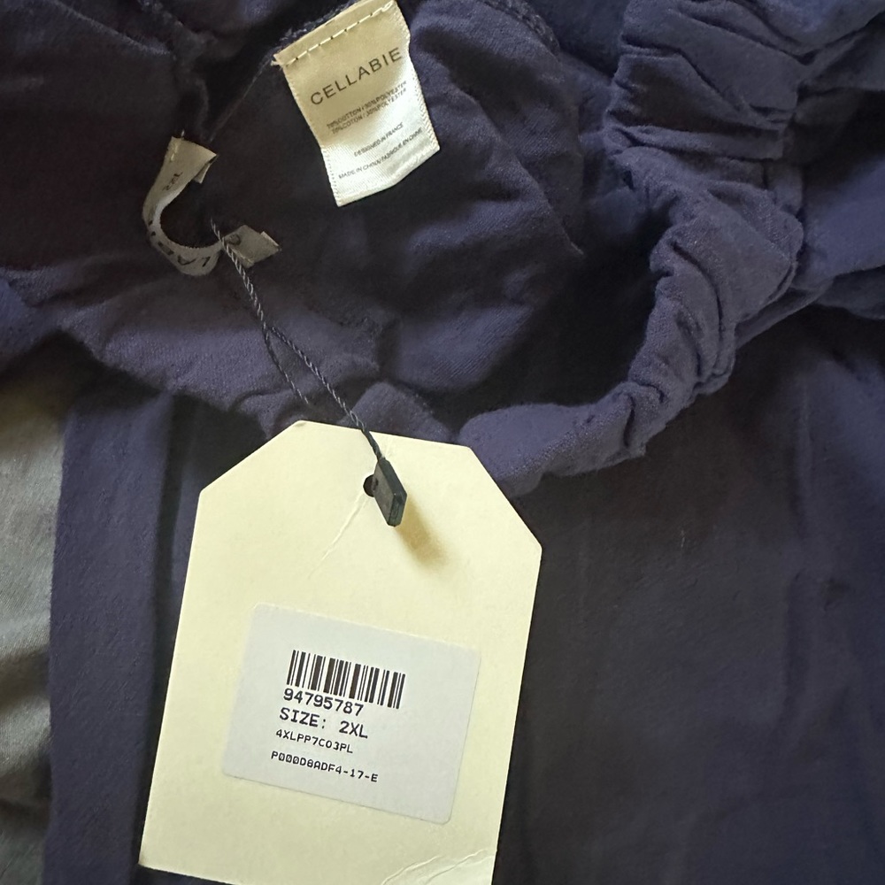 Navy blue crop pants perfect for a beach evening outing.